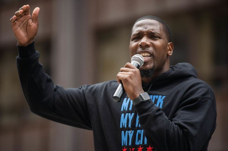 Jahmal Cole, zakladateľ organizácie My Block, My Hood, My City, hovorí počas mítingu Say Her Name organizovaného organizáciou My Block, My Hood, My City na počesť Breonny Taylorovej na Daley Plaza, v sobotu popoludní 26. septembra 2020. zdravotník, ktorého zastrelila polícia v Louisville v štáte Kentucky pri vykonávaní zákazu zaklepania.