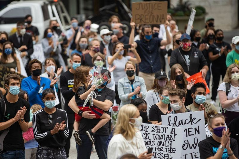 Stovky ľudí sa zúčastňujú zhromaždenia Say Her Name organizovaného organizáciou My Block, My Hood, My City na počesť Breonny Taylorovej na Daley Plaza, v sobotu popoludní 26. septembra 2020. Taylor bol záchranár, ktorého zastrelila polícia v Louisville, Kentucky pri vykonávaní zákazu zaklepania.