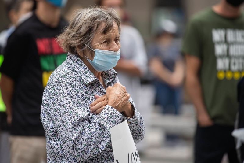Stovky ľudí sa zúčastňujú zhromaždenia Say Her Name organizovaného organizáciou My Block, My Hood, My City na počesť Breonny Taylorovej na Daley Plaza, v sobotu popoludní 26. septembra 2020. Taylor bol záchranár, ktorého zastrelila polícia v Louisville, Kentucky pri vykonávaní zákazu zaklepania.