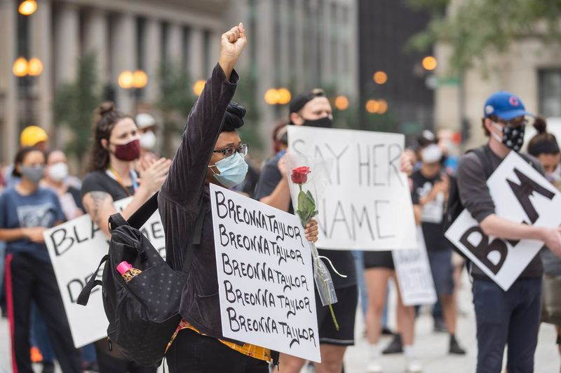 Monette McLin dvíha päsť počas zhromaždenia Say Her Name organizovaného organizáciou My Block, My Hood, My City na počesť Breonny Taylorovej na Daley Plaza, v sobotu popoludní 26. septembra 2020. Taylor bola zdravotníčka, ktorú zastrelila polícia v Louisville, Kentucky pri vykonávaní zákazu zaklepania.
