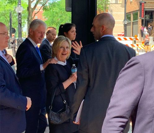 El ex presidente Bill Clinton y la secretaria de Estado Hillary Clinton el sábado en Arlington Heights.