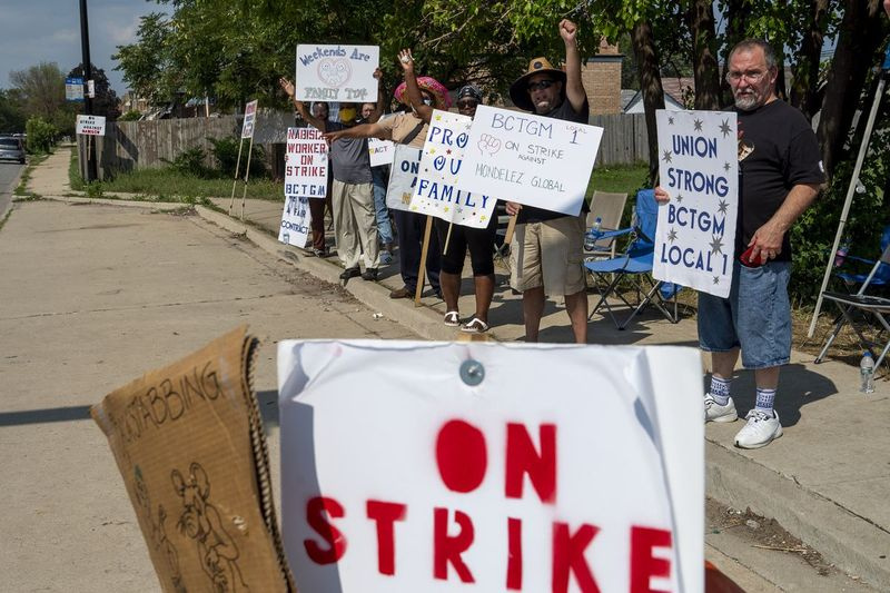 En gruppe af bageri-, konfekture-, tobaksarbejdere og lokale 1 fagforeningsmedlemmer strejker uden for Chicago Nabisco-fabrikken på 7300 S Kedzie Ave i Marquette Park-kvarteret, fredag ​​den 27. august 2021.