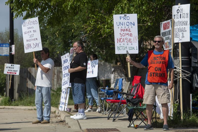 En gruppe af bageri-, konfekture-, tobaksarbejdere og lokale 1 fagforeningsmedlemmer strejker uden for Chicago Nabisco-fabrikken på 7300 S Kedzie Ave i Marquette Park-kvarteret, fredag ​​den 27. august 2021.
