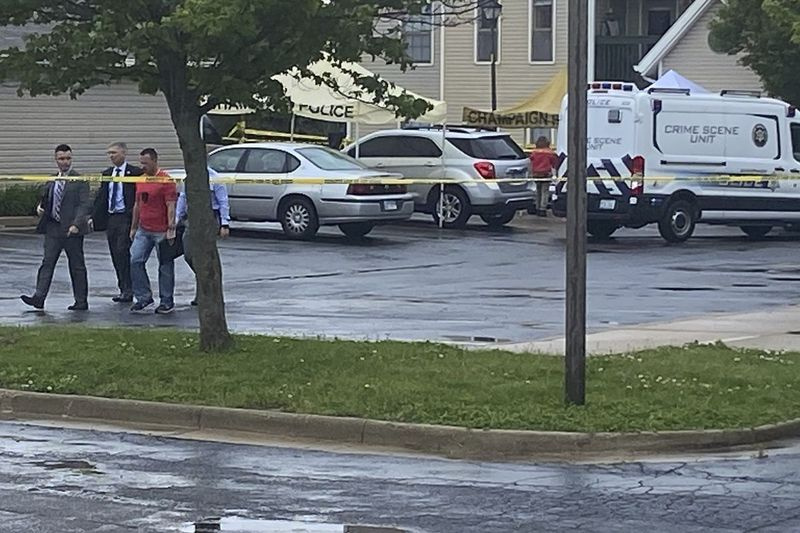 Los investigadores de la policía trabajan en la escena de un tiroteo en Champaign, Illinois, el miércoles 19 de mayo de 2021.