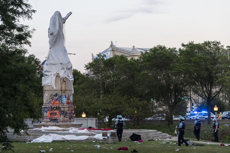 En juillet, des policiers ont monté la garde sur le site de la statue de Christophe Colomb à Roosevelt Road et Columbus Drive après que des manifestants ont tenté de la renverser. La ville l