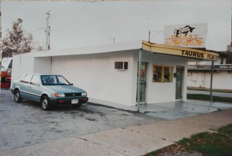 De buitenkant van Taurus Flavours op een ongedateerde foto genomen rond de tijd dat de populaire hoagy-plek in 1980 verhuisde naar de huidige locatie op 8534 S. Stony Island Ave. in Avalon Park.