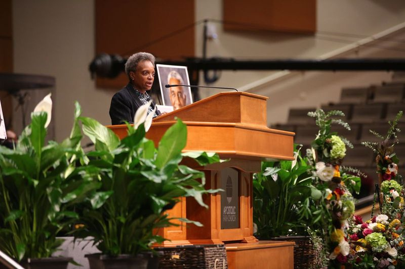 Linnapea Lori Lightfoot kõneleb laupäeval dr Leon Finney juuniori külastus- ja matuseteenistusel Bronzeville