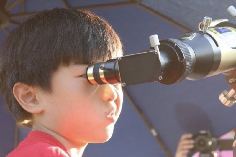   Ein Teilnehmer an einer Astronomieveranstaltung im Chicago Park District Anfang September.