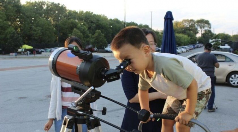   Ein Teilnehmer an einer Astronomieveranstaltung im Chicago Park District Anfang September. Die Gruppe fand tagsüber statt und benutzte spezielle Teleskope, um die Sonne zu beobachten.