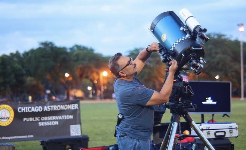   Joe Guzman beim Aufbau eines Teleskops bei einer früheren Astronomieveranstaltung im Chicago Park District.