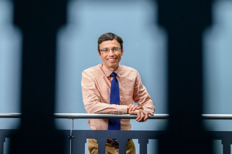  Allen Barton es profesor de desarrollo humano y estudios familiares en la Universidad de Illinois en Urbana Champaign.