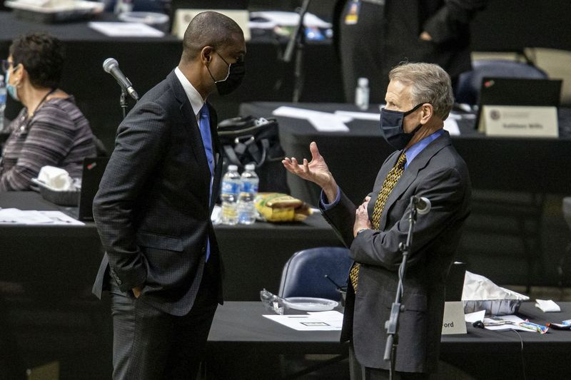 Speaker Dewan Illinois Mike Madigan, kanan, bercakap dengan Rep. La Shawn K. Ford negeri, D-Chicago, kiri, semasa sesi tempang-itik untuk Dewan Perwakilan Illinois di Pusat Bank of Springfield pada hari Isnin.