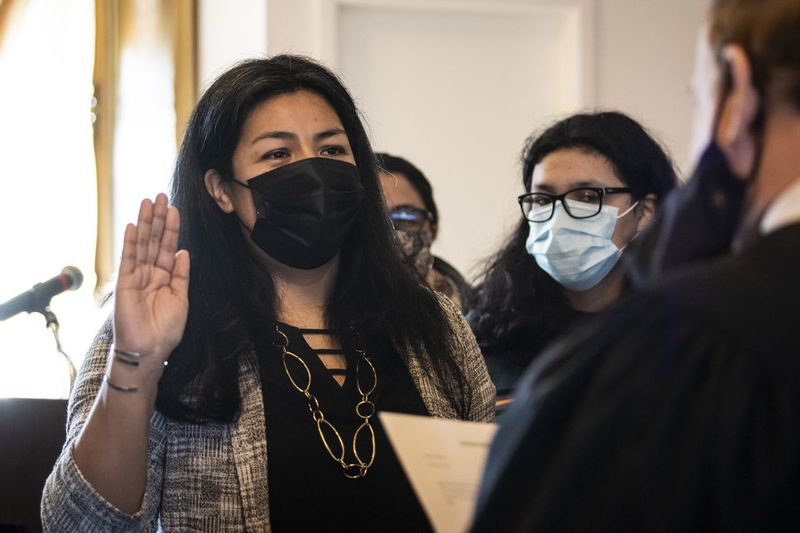 Angelica Guerrero-Cuellar mengangkat sumpah pada hari Khamis untuk mengisi kerusi Dewan Perwakilan Illinois yang dipegang oleh bekas Speaker Dewan Rakyat Mike Madigan.