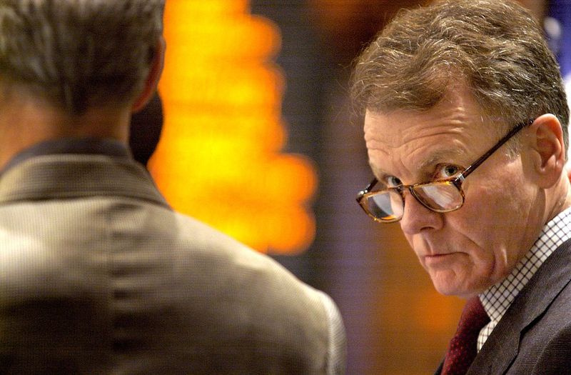 Speaker Dewan Rakyat Michael Madigan, D-Chicago, mendengar penggubal undang-undang di tingkat Dewan dari podium di Capitol negeri Illinois di Springfield pada tahun 2004.