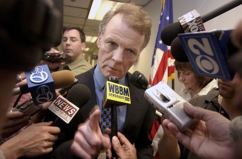 Speaker Dewan Undangan Negeri Illinois Michael Madigan bercakap dengan wartawan semasa rehat makan tengah hari daripada mesyuarat dengan Ill. Gabenor Rod Blagojevich dan tiga lagi pemimpin perundangan Illinois di Chicago pada tahun 2004.