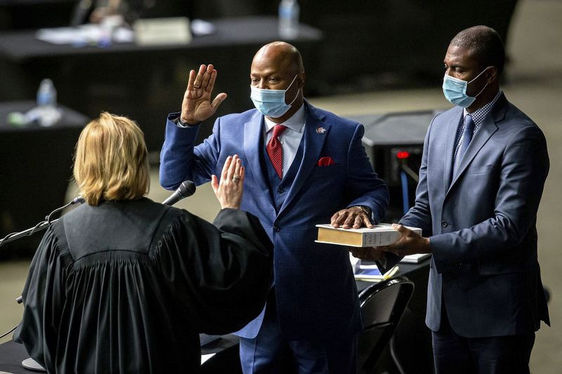 Speaker Dewan Rakyat yang baru dipilih Emanuel Chris Welch mengangkat sumpah jawatan di Dewan Perwakilan Illinois di Pusat Bank of Springfield pada bulan Januari.