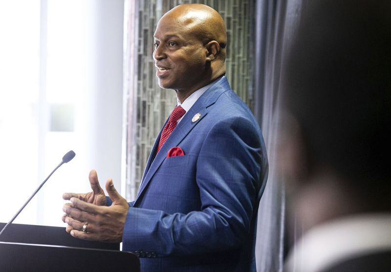 Speaker Dewan Negara Emanuel Chris Welch, D-Hillside, mengadakan sidang akhbar pertamanya selepas mengangkat sumpah di Pusat Bank of Springfield pada Januari.