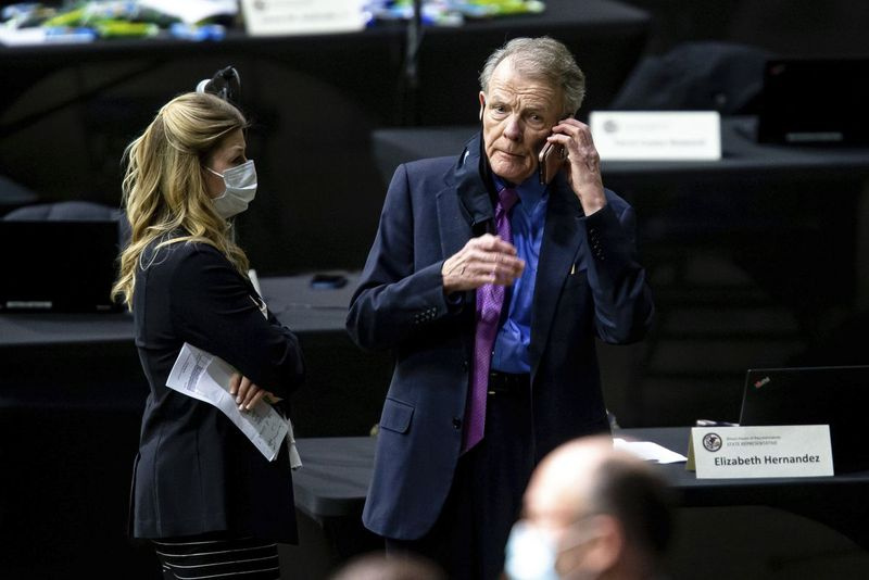 Speaker Dewan Rakyat Michael Madigan, D-Chicago, menerima panggilan telefon di Pusat Bank of Springfield pada hari Rabu.