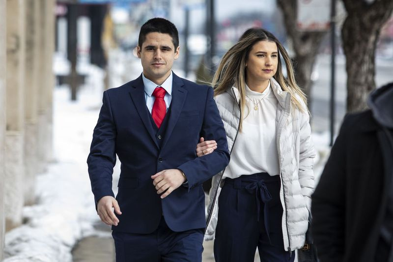 Edward Guerra Kodatt berjalan bersama orang pentingnya ke dalam pendengaran jawatankuasa di Southwest Side untuk memutuskan siapa yang akan mengambil alih bekas Speaker Dewan Illinois Mike Madigan pada hari Ahad.