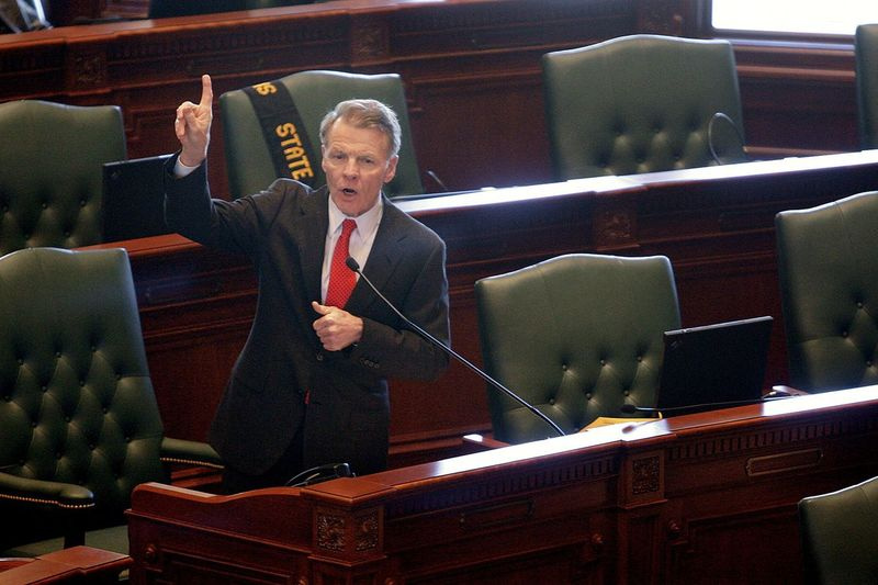 Speaker Dewan Rakyat Michael Madigan membincangkan perundangan kadar elektrik semasa Jawatankuasa yang jarang ditemui bagi keseluruhan sesi bersama Perhimpunan Agung pada tahun 2007.