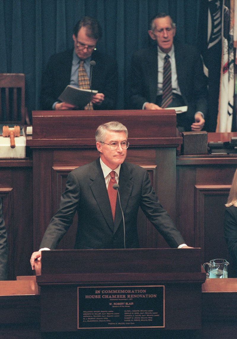 Kemudian-Gov. Jim Edgar menyampaikan ucapan Negerinya pada tahun 1995 di Illinois State Capitol, di hadapan Speaker Dewan Rakyat ketika itu Michael Madigan (kiri).