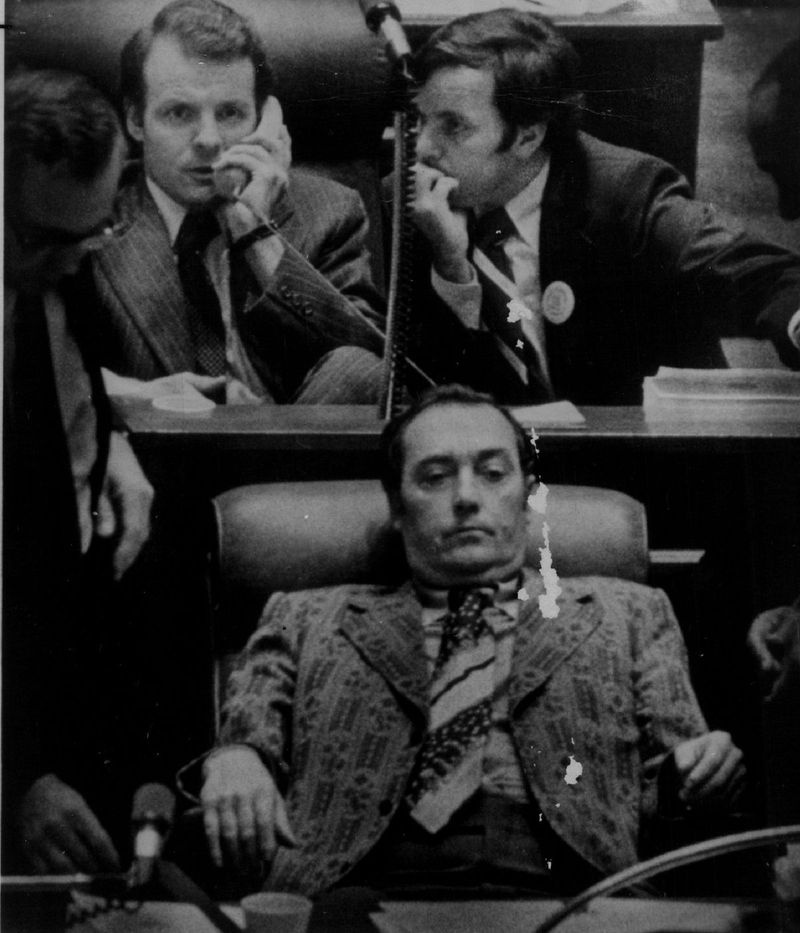 Kemudian-Rep. Michael Madigan (kiri) bergambar pada 1975 bersama Sen. Richard M. Daley di Capitol negeri.
