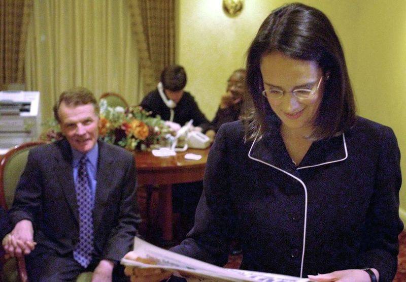 Lisa Madigan membaca artikel tentang dirinya ketika bapanya, Speaker Dewan Undangan Negeri Illinois Michael Madigan, memerhatinya ketika mereka menunggu keputusan pilihan raya pada malam pemilihan utama Demokrat 2002.