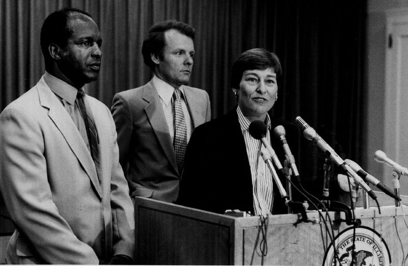 Barbara Flynn Currie bercakap pada sidang akhbar 1983 bersama-sama Rep. Jesse White dan Speaker Michael Madigan dari negeri itu.