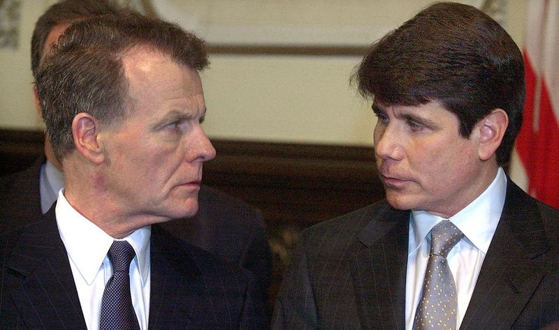 Speaker Dewan Illinois Michael Madigan, D-Chicago, kiri, dan Gabenor Illinois Rod Blagojevich, kanan, muncul bersama semasa sidang akhbar di pejabat Gabenor di Illinois State Capitol di Springfield, Ill., Jumaat, 28 Mei 2004 .
