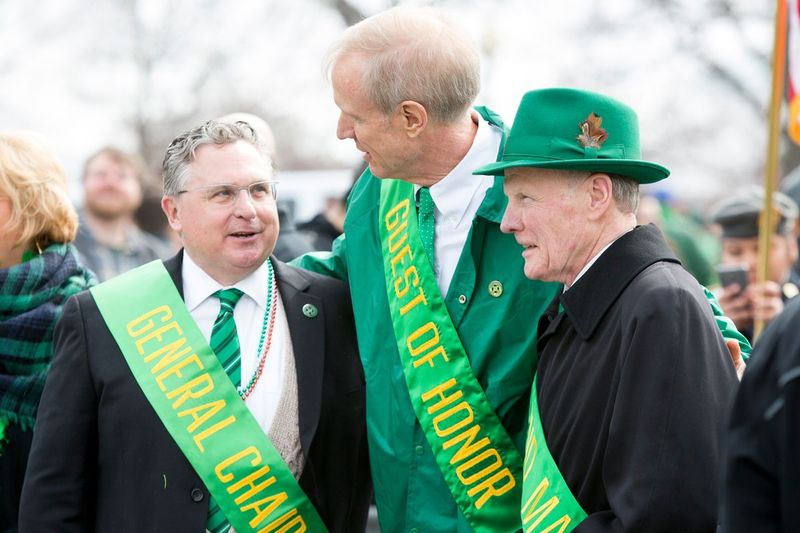 Gabenor Bruce Rauner (tengah) bergambar bersama Speaker Rumah Illinois Michael Madigan (bertopi) pada perarakan Hari St. Patrick di Chicago 2016.