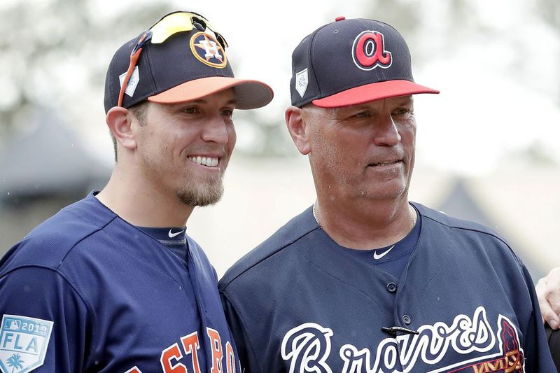 Jurulatih Houston Astros yang menyerang bersama Troy Snitker, kiri, berdiri bersama bapanya, pengurus Atlanta Braves Brian Snitker.