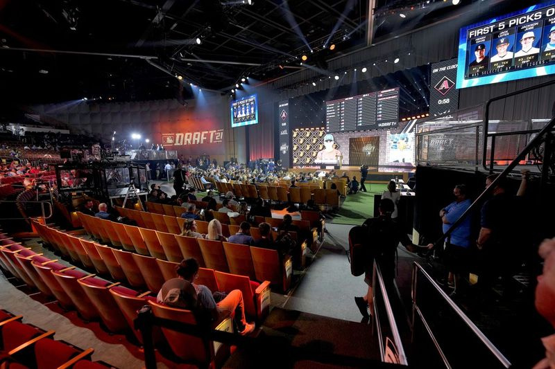 Fani skatās 2021. gada MLB drafta svētdienas pirmo kārtu Denverā.