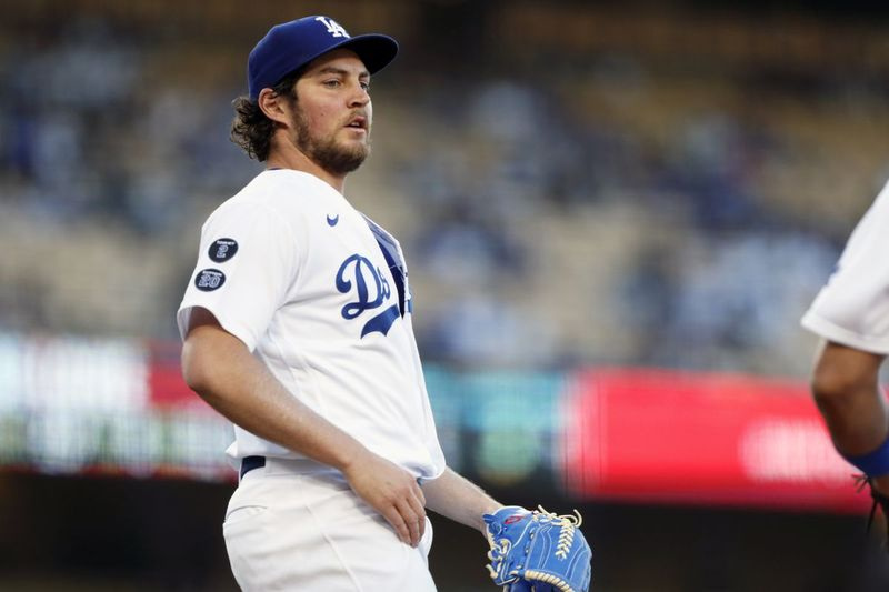 Major League Baseball andis Trevor Baueri halduspuhkusele reedel, kolm päeva pärast seda, kui Los Angeles Dodgersi viskaja vastu süüdistati kallaletungis.