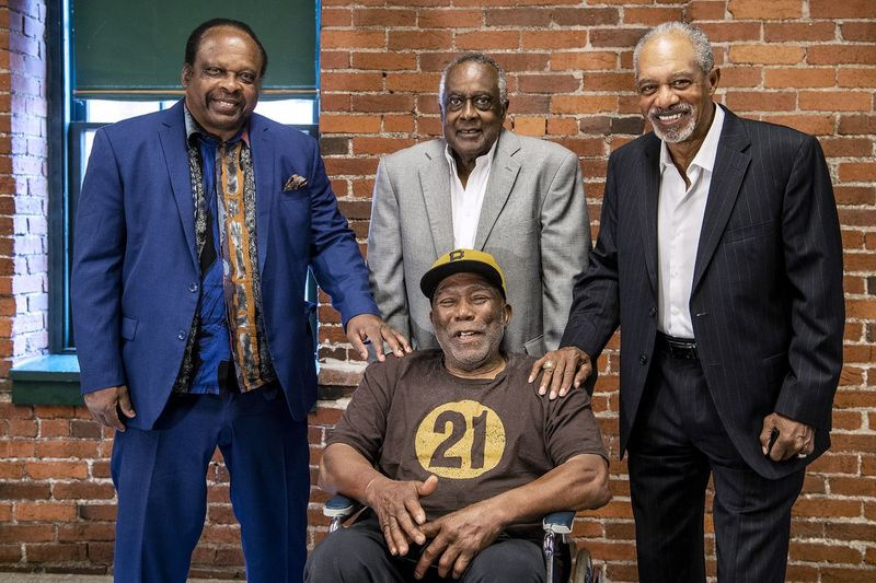 Al Oliver, Gene Clines, Manny Sanguillen, sentados, y Dave Cash posan para un retrato durante un evento organizado por los Piratas de Pittsburgh para celebrar el 50 aniversario de la primera alineación de minorías en salir al campo en la historia de las Grandes Ligas.