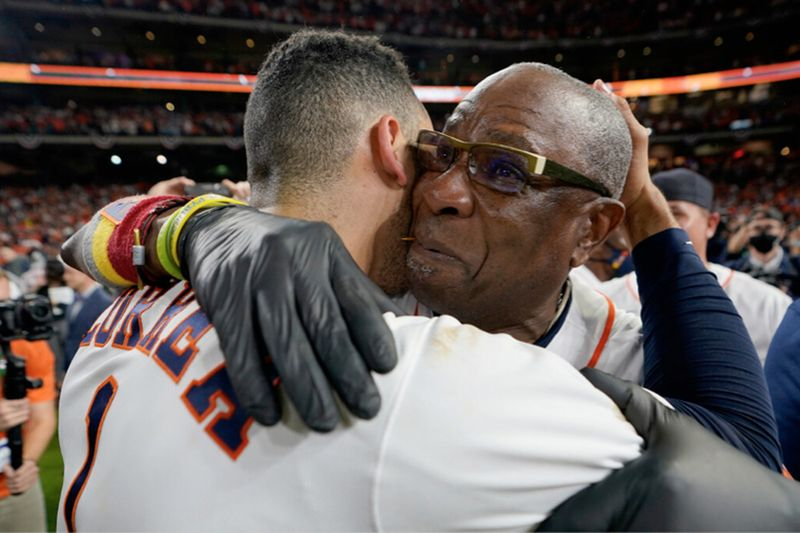 Astros vadybininkas Dusty Baker ir trumpas stabdis Carlosas Correa švenčia savo pergalę prieš Red Sox šeštajame žaidime. Bakeris pirmą kartą nuo 2002 m. grįžta į World Series su Giants.