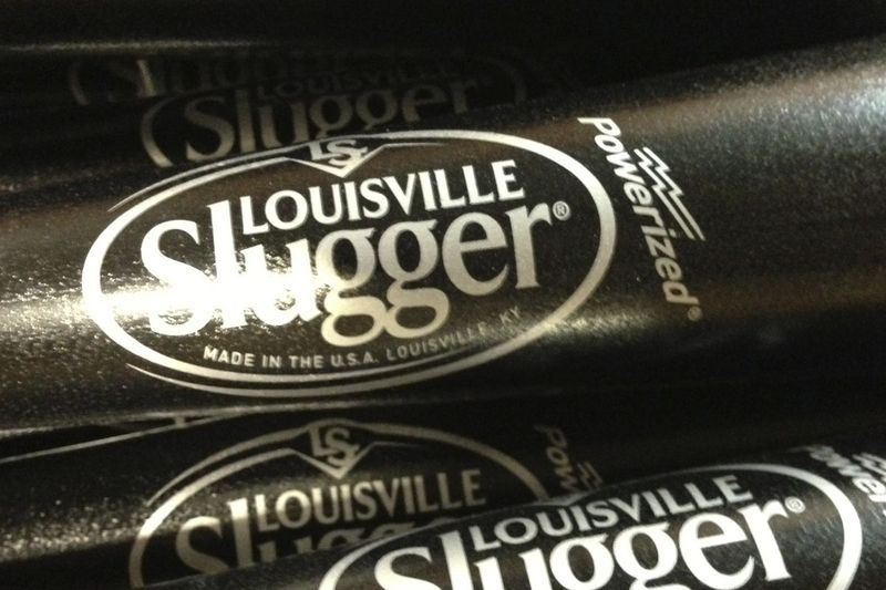 Hillerich & Bradsby, a empresa que produz morcegos Louisville Slugger, retomou a produção.