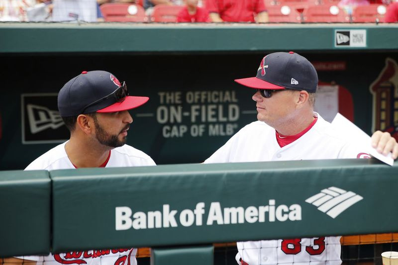 The Cardinals akan menaikkan pangkat jurulatih bangku simpanan Oliver Marmol (kiri) untuk menggantikan pengurus yang dipecat Mike Shildt.
