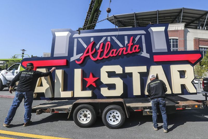 Gli operai caricano un cartello All-Star su un rimorchio dopo che è stato rimosso da Truist Park vicino ad Atlanta.