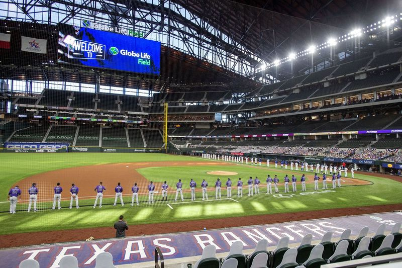 Texas Rangers by mohli mít na svém domácím úvodu příští měsíc plný sál poté, co debutovali na Globe Life Field s 40 518 sedadly bez fanoušků na tribunách pro jejich zápasy v minulé sezóně.