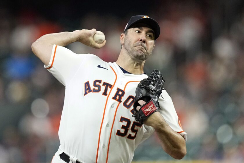  Bývalý nadhazovač Astros Justin Verlander hází proti Phillies během zápasu základní části v říjnu.