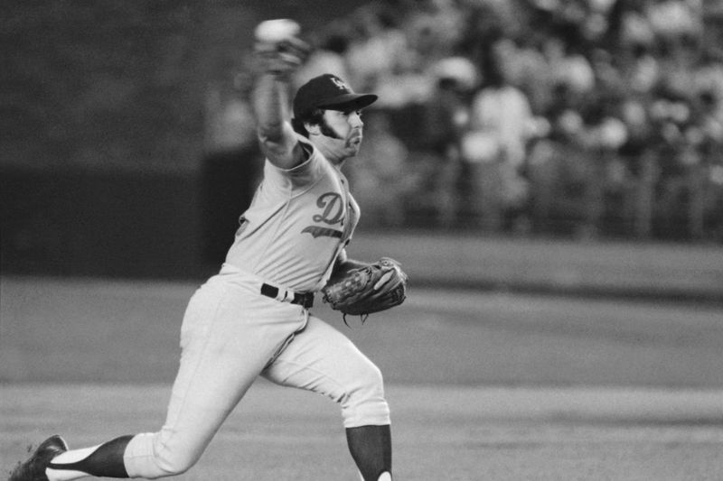 Zmarł Mike Marshall, który został pierwszym zawodnikiem, który wygrał nagrodę Cy Young Award, kiedy ustanowił ligowy rekord, rozgrywając 106 meczów w sezonie dla Los Angeles Dodgers. Miał 78 lat.