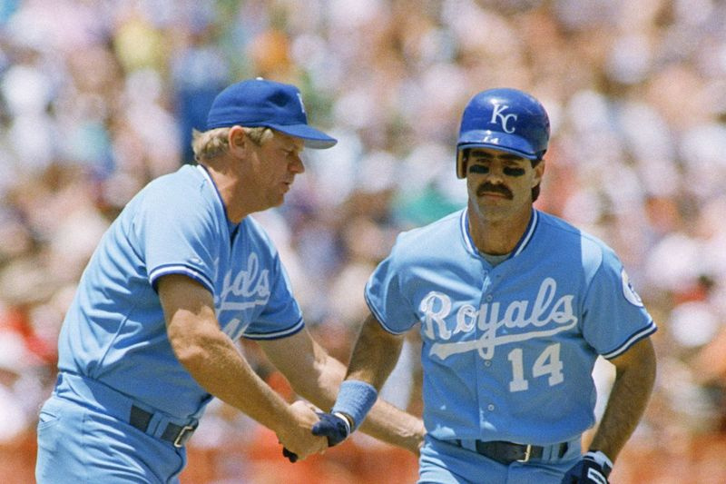 Trener Royals Adrian Garrett čestita Billu Bucknerju za domači tek leta 1988. Garrett, nekdanji igralec Cubsov in trener male lige White Soxa, je umrl v starosti 78 let.