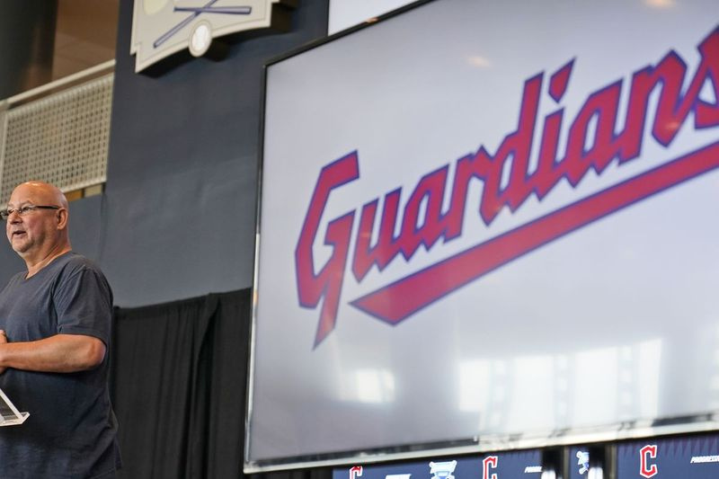 Cleveland Indians-manager Terry Francona spreekt op een persconferentie waarin hij aankondigt dat het team zijn naam zal veranderen in Guardians.