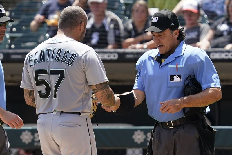 Speciální poradce MLB John McHale Jr. ve čtvrtek potvrdil suspendaci na 10 zápasů pro nadhazovače Seattle Mariners Héctora Santiaga za porušení pravidel baseballu ohledně lepkavých látek.