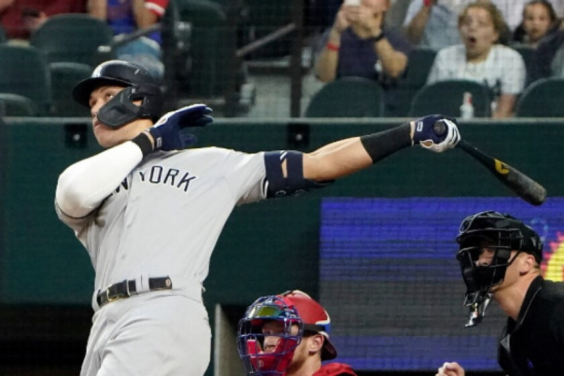   Yankees-sluggeren Aaron Judge følger gjennom på sitt AL-rekord 62. hjemmeløp i den første omgangen av den andre kampen i en dobbeltheader tirsdag mot Rangers i Arlington, Texas.