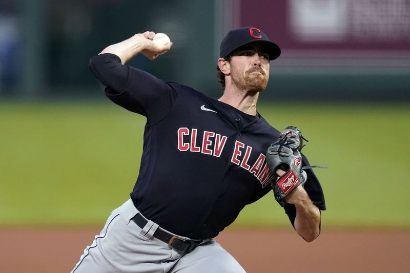 Pemain pitcher permulaan India Shane Bieber memenangi Anugerah AL Cy Young.