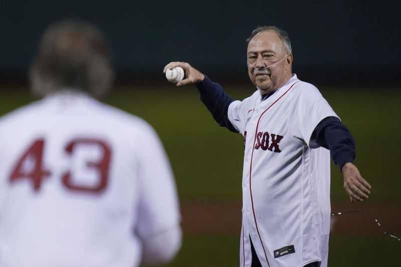 Den tidigare Boston Red Sox-spelaren och TV-sändaren Jerry Remy, klädd i en oxygenslang, kastar en ceremoniell första pitch tidigare denna månad på Fenway Park. Remy dog ​​i cancer den 30 oktober 2021. Han var 68 år.