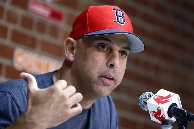 El ex entrenador de los Medias Rojas, Alex Cora, ha sido suspendido durante la postemporada de 2020 por la Major League Baseball.