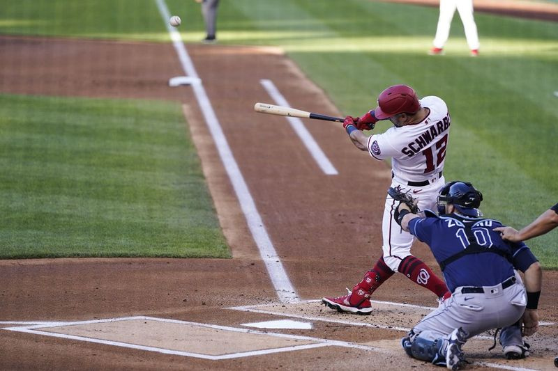 Nationals Kyle Schwarber slår ett solo-homerun under den första inningen mot Tampa Bay Rays på Nationals Park på tisdag.