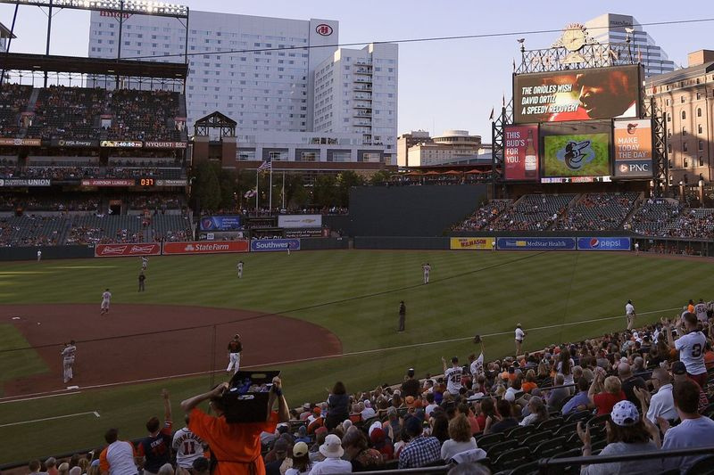 O placar do campo central exibe uma imagem do grande David Ortiz do Boston Red Sox, desejando-lhe uma rápida recuperação durante um jogo de beisebol entre o Baltimore Orioles e o Red Sox, sexta-feira, 14 de junho de 2019, em Baltimore.